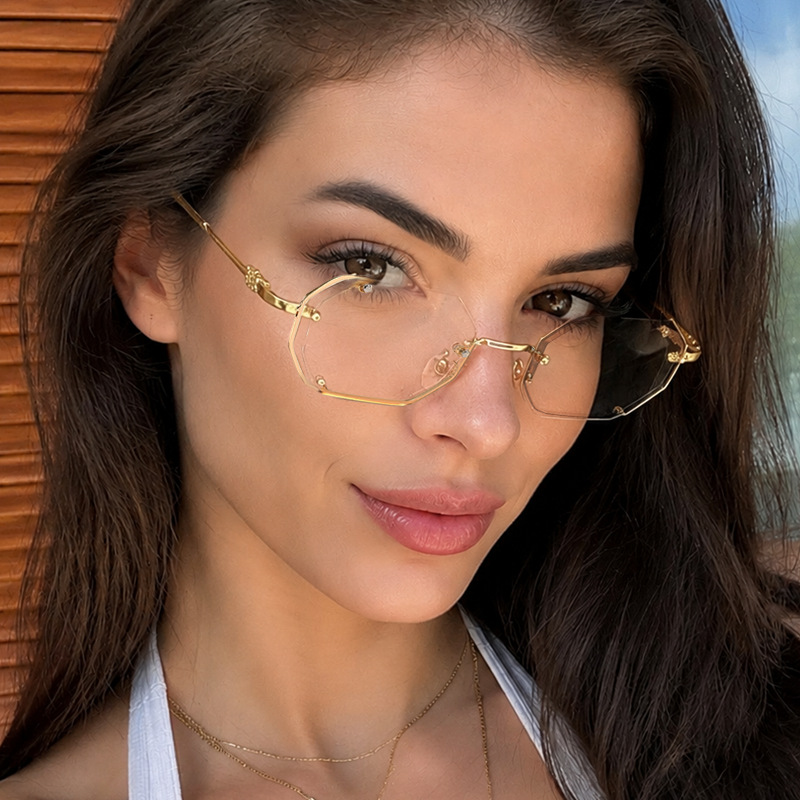 Lunettes de soleil polygonales - Women Fashion Pose avis et prix