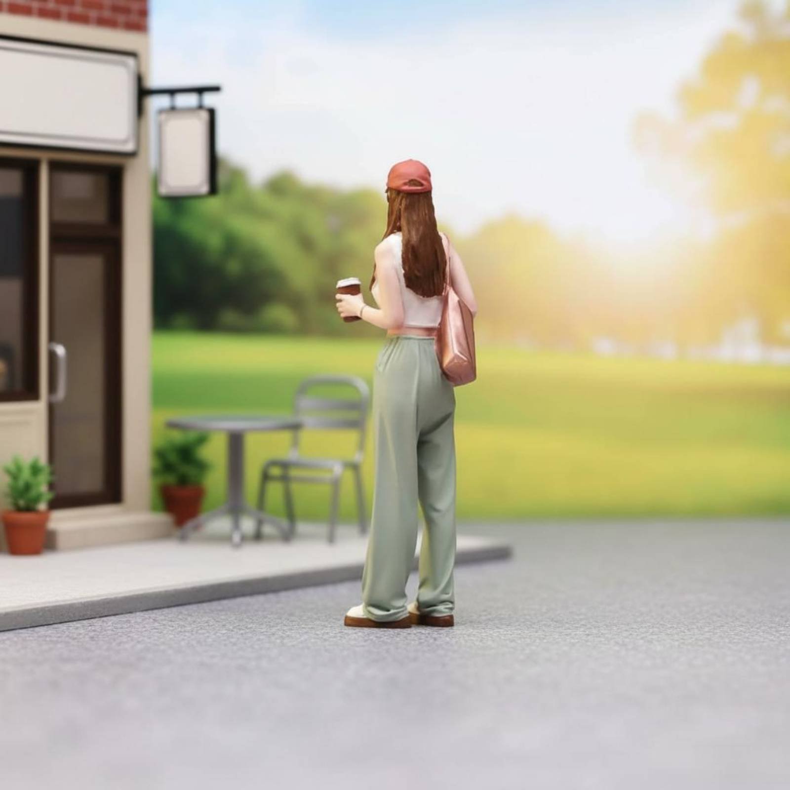Figurine de fille tenant un ca - Women Fashion Pose avis et prix